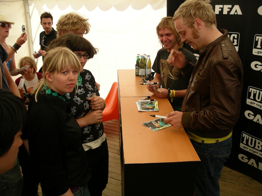Junior Senior skriver autografer, Roskilde 2005. 