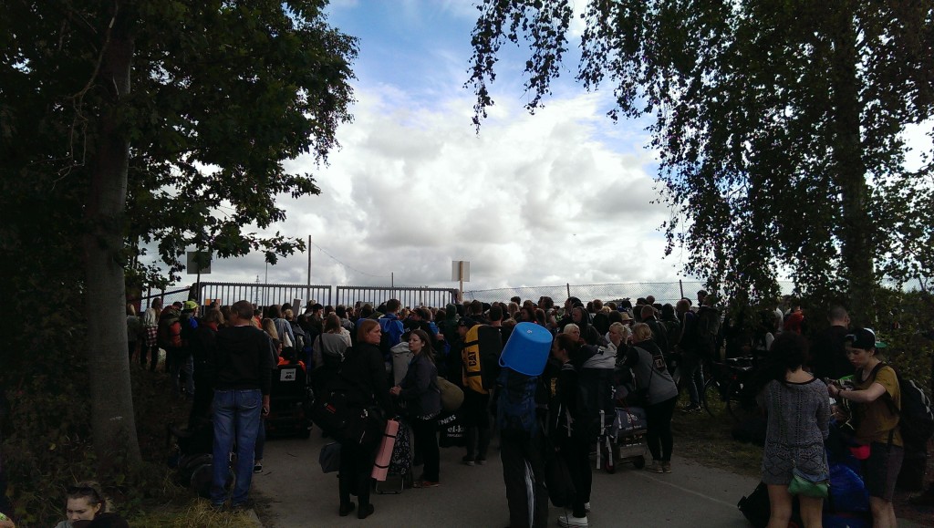 Kø inde fra festivalpladsen for at komme ud på teltpladsen