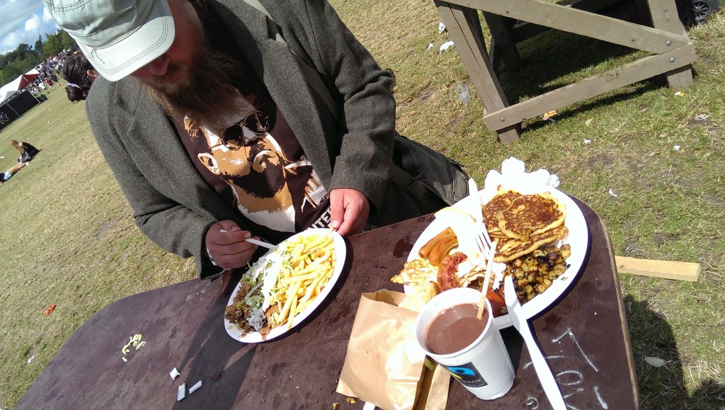 Chefredaktørens mad til højre i billedet, mens det unavngivne redaktionsmedlem indtager sin kebabmix