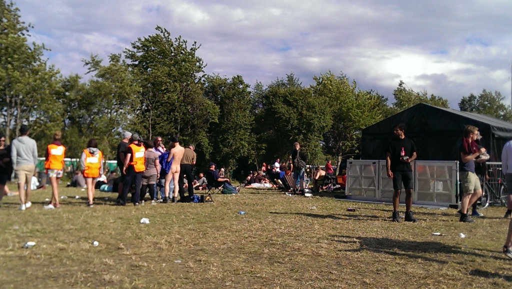 Pladsen foran Rising hvor en nøgen mand faldt i snak med andre festivalgæster